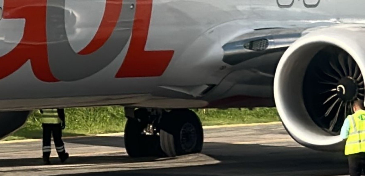 Avião da Gol fica atolado em pátio de Noronha