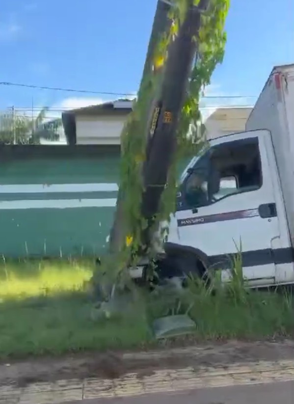 Caminhão-baú atinge poste da rede elétrica na rod. do Tapanã, em Belém