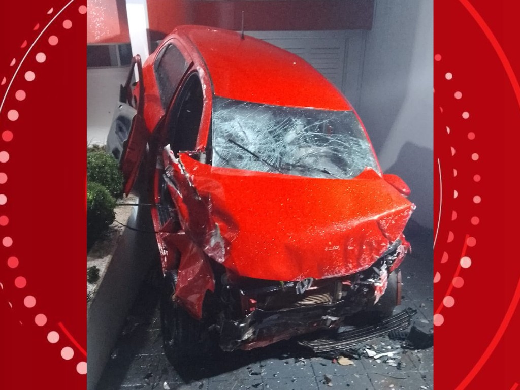 Homem fica gravemente ferido ao colidir carro contra caçamba e invadir escola de idiomas em Cascavel