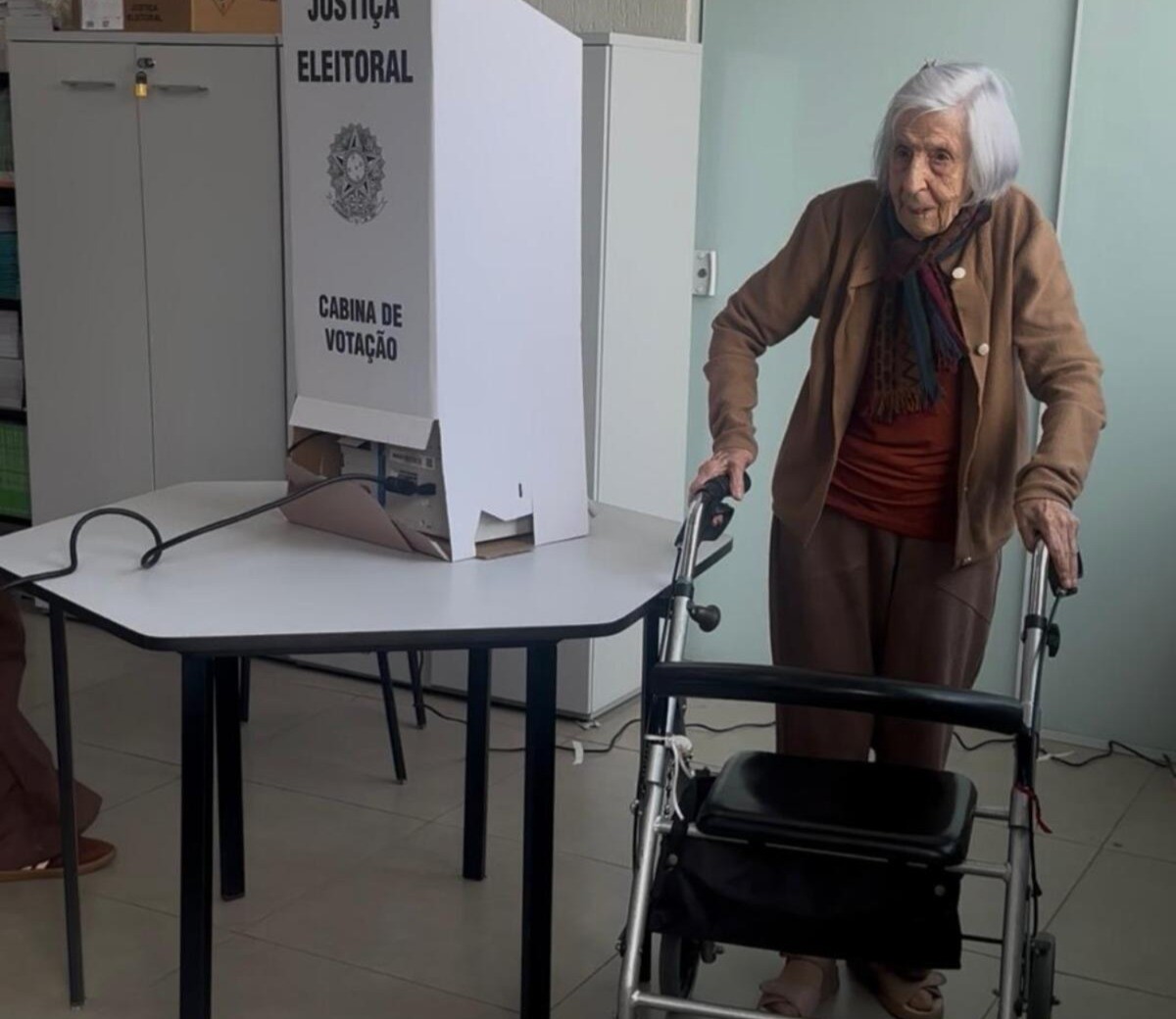 'Cumpri meu dever cívico': idosa de 100 anos vota em Volta Redonda