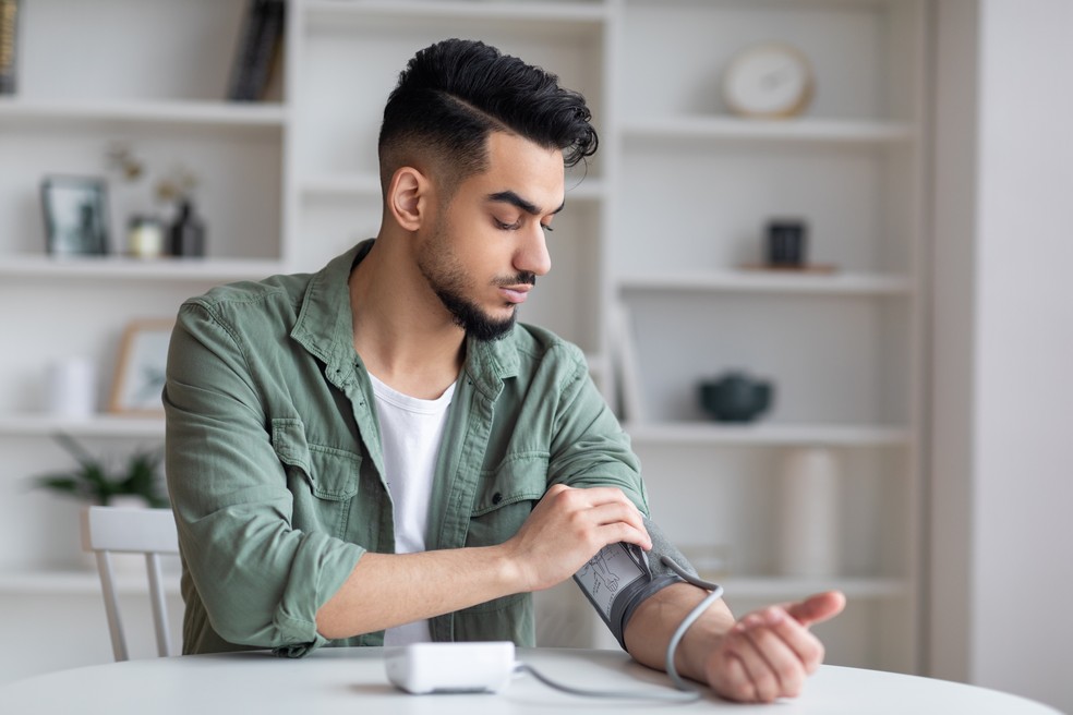 Como medir a pressão corretamente em casa: aparelhos recomendados, frequência e erros comuns — Foto: Adobe Stock