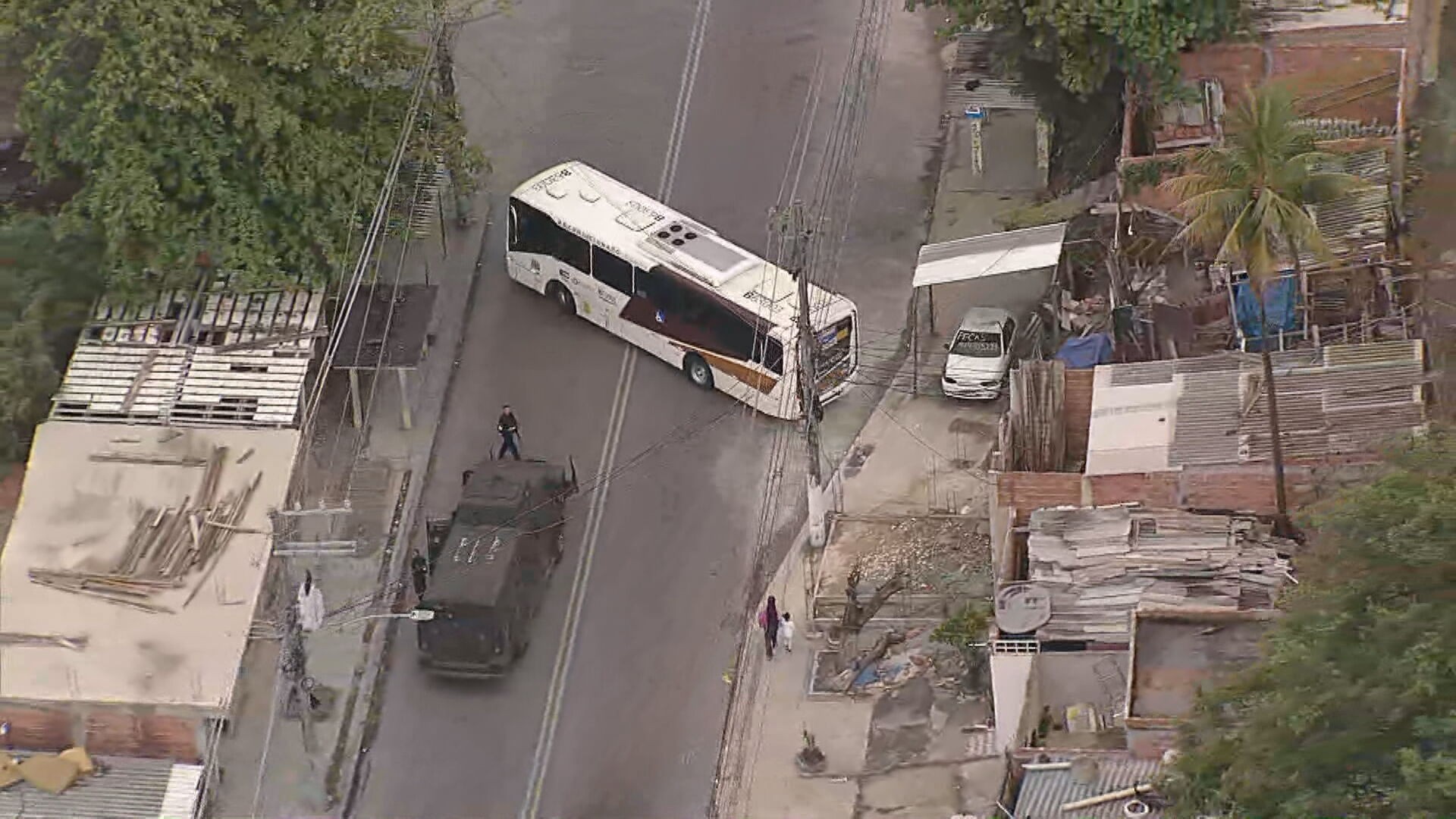 Ônibus são tomados como barricadas na Zona Norte do Rio