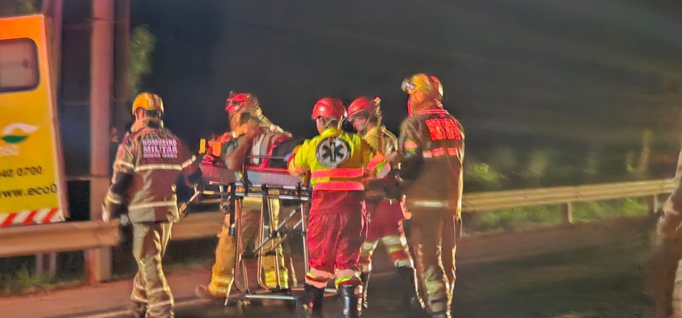Após o acidente o motorista precisou ser levado para o HC-UFU — Foto: Reprodução/Corpo de Bombeiros
