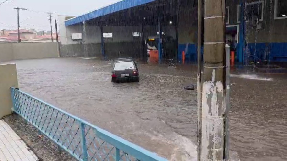 Em apenas 20 minutos, Tatuí registra o dobro de chuva previsto para 24 horas; rodoviária ficou alagada