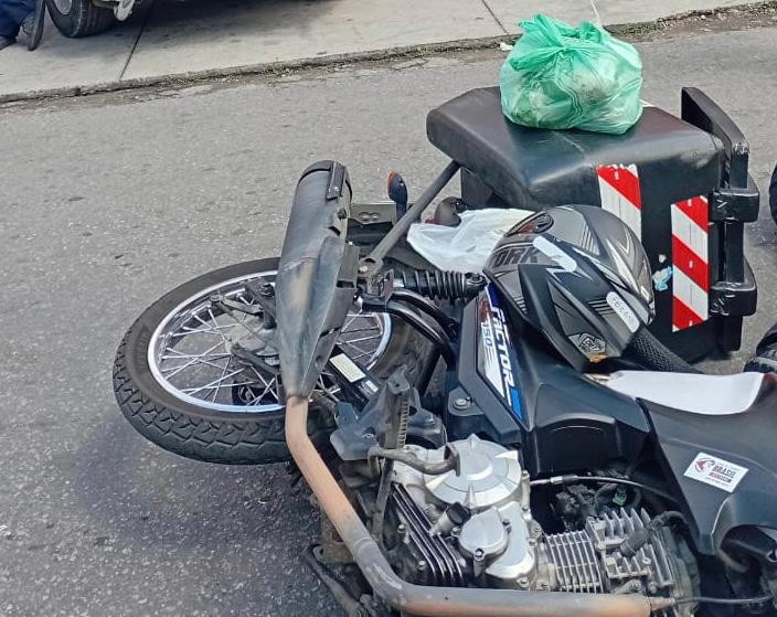 Homem fica ferido após acidente entre carro e moto em Resende