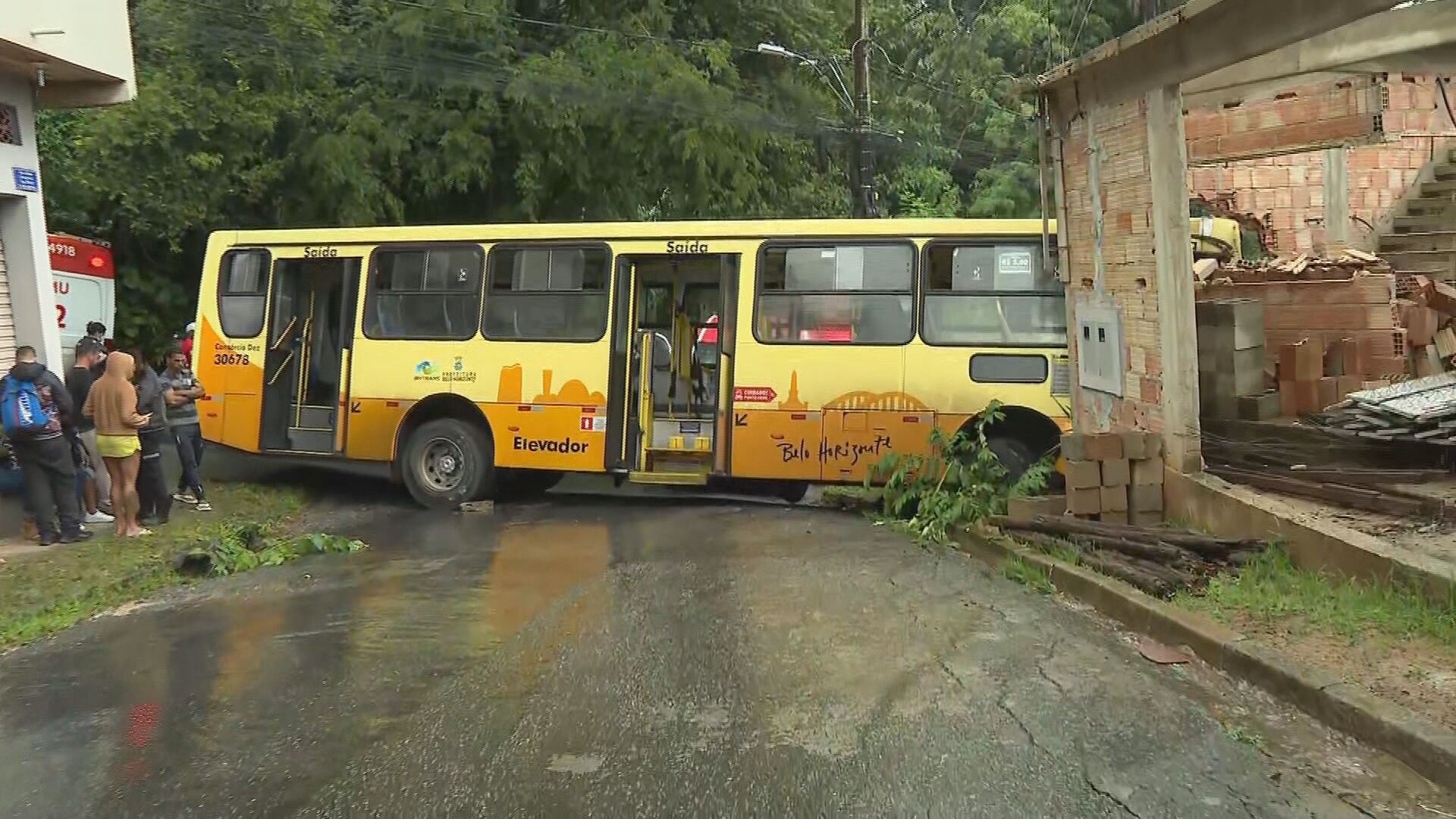 Ônibus bate em muro e deixa feridos no Barreiro; FOTOS