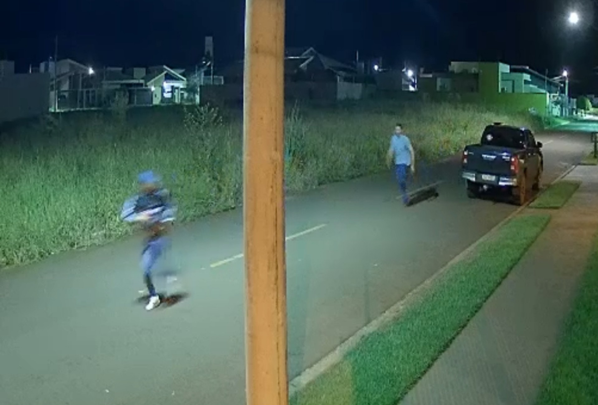 VÍDEO: Homem flagra furto da própria caminhonete e quase é atropelado por criminosos