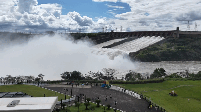 VÍDEO: Itaipu abre duas calhas do vertedouro e libera volume de água quase nove vezes maior que a média das Cataratas do Iguaçu