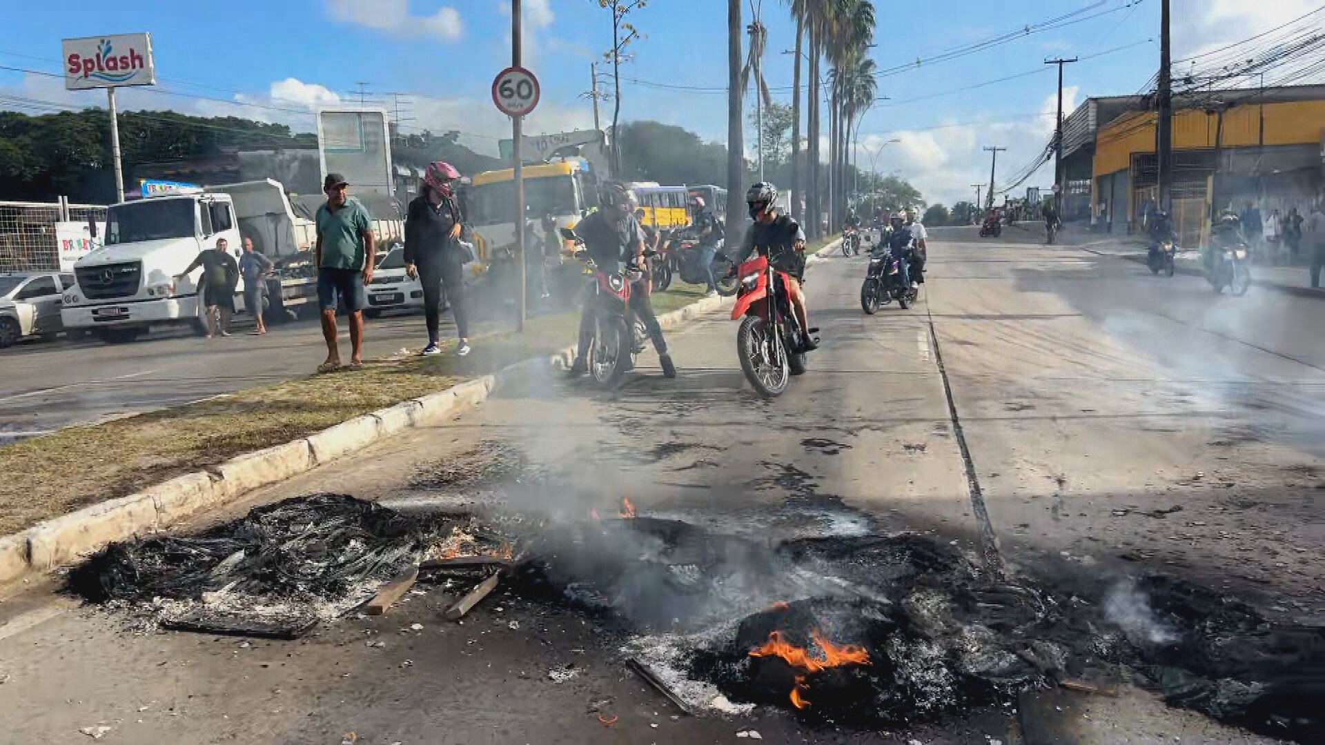 Moradores pedem inclusão em lista de auxílio para vítimas de chuvas e protestam pelo 4º dia no Recife