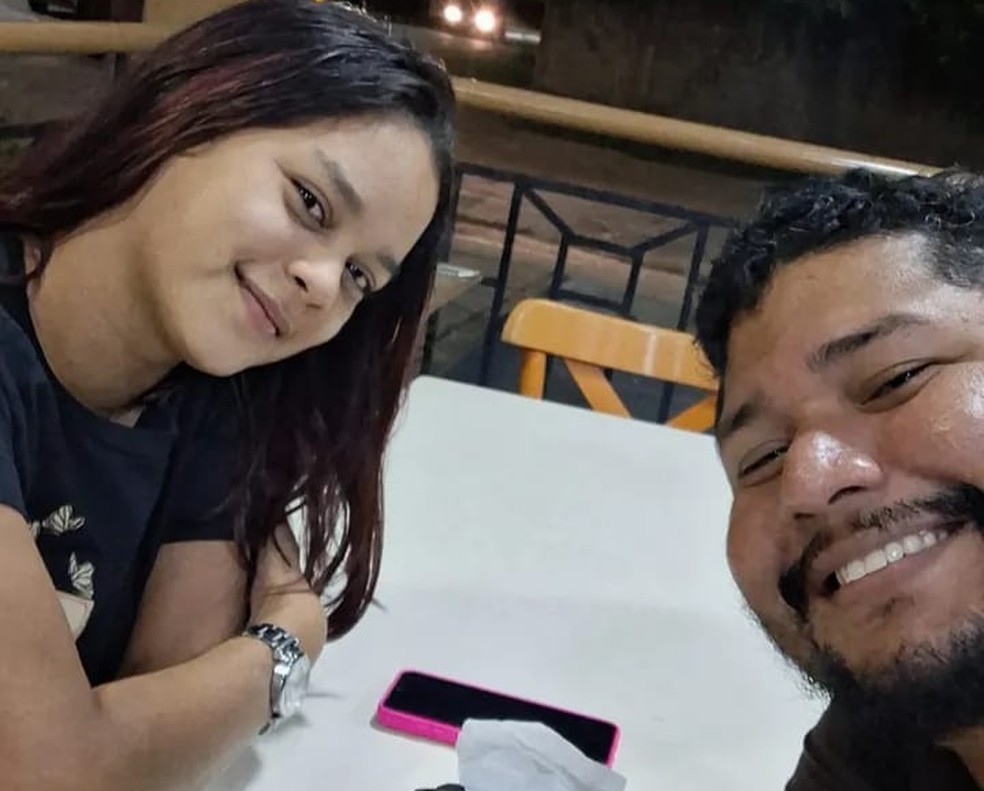 Jovem atraído para emprego na Rússia e a companheira — Foto: Arquivo pessoal