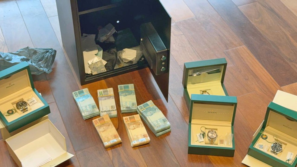 PF apreende joias e dinheiro na casa de beneficiário de uma das empresas provedoras de internet do CV — Foto: Divulgação/PF
