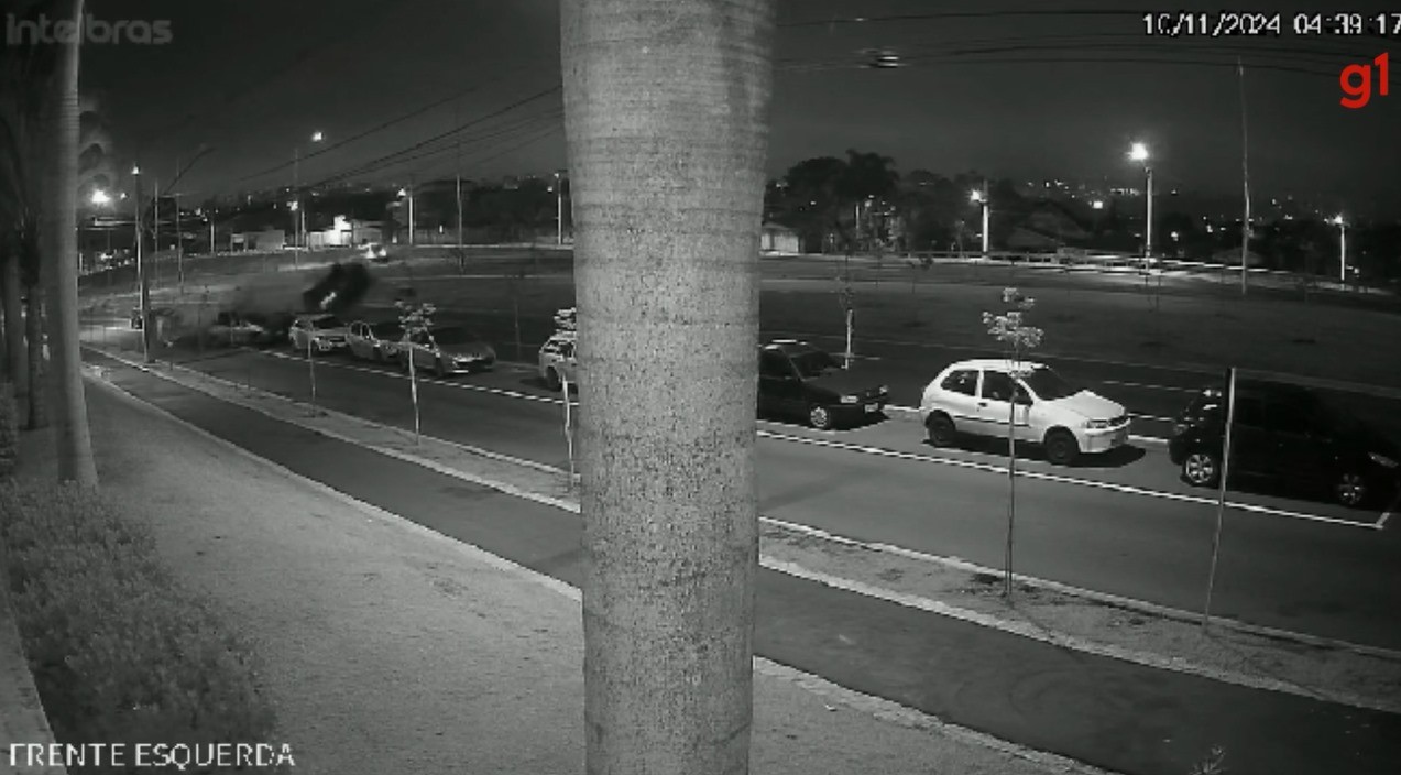 Vídeo mostra momento em que Audi bate contra cinco veículos estacionados na Linha Verde, em Curitiba