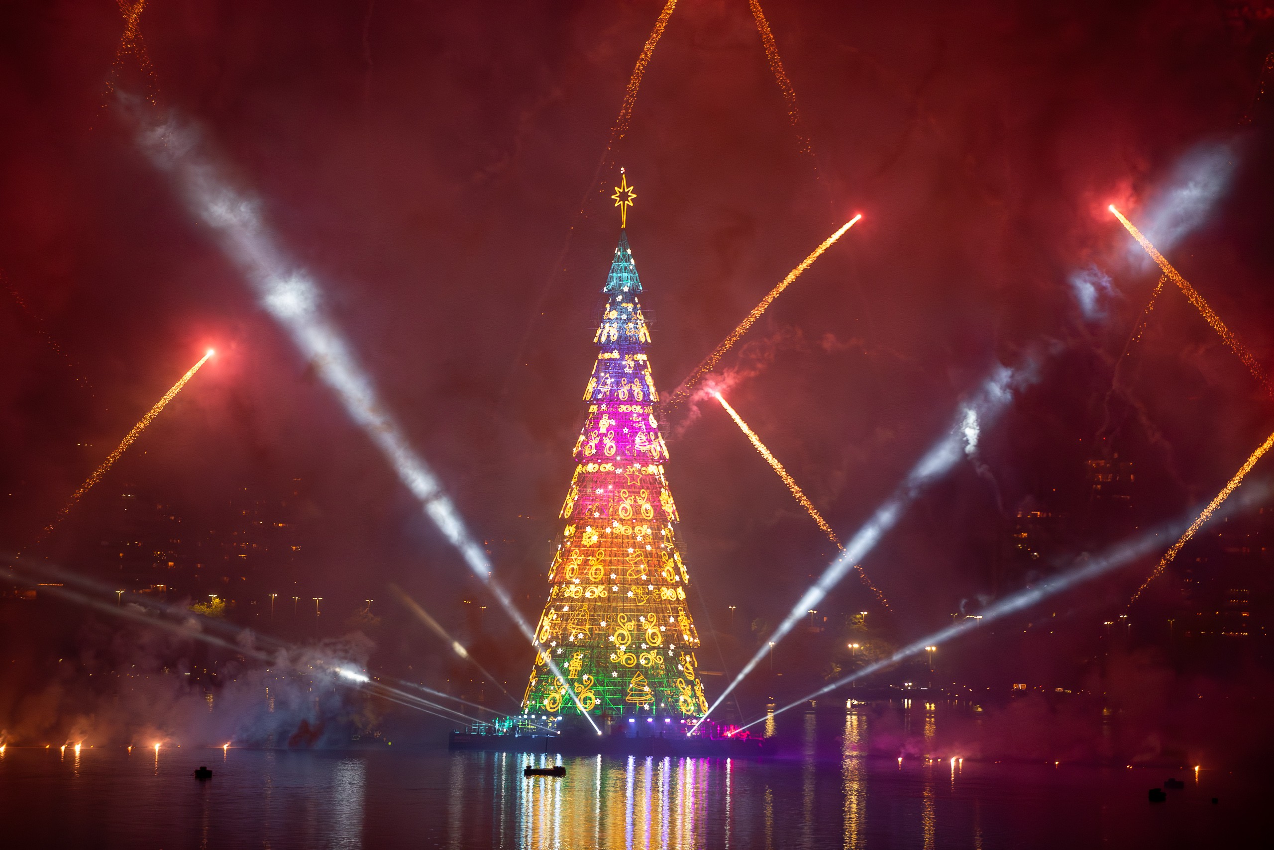 Árvore de Natal da Lagoa volta a brilhar após 5 anos