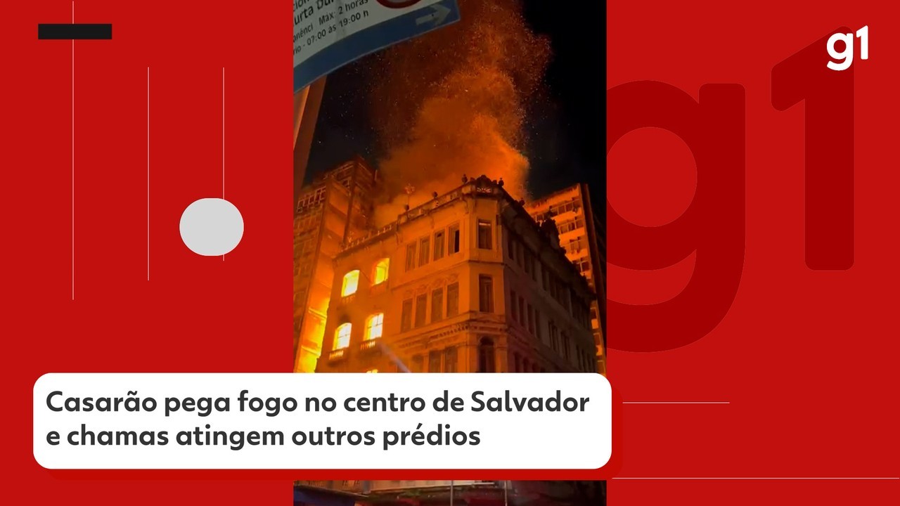 Casarão pega fogo no centro de Salvador e chamas atingem três prédios