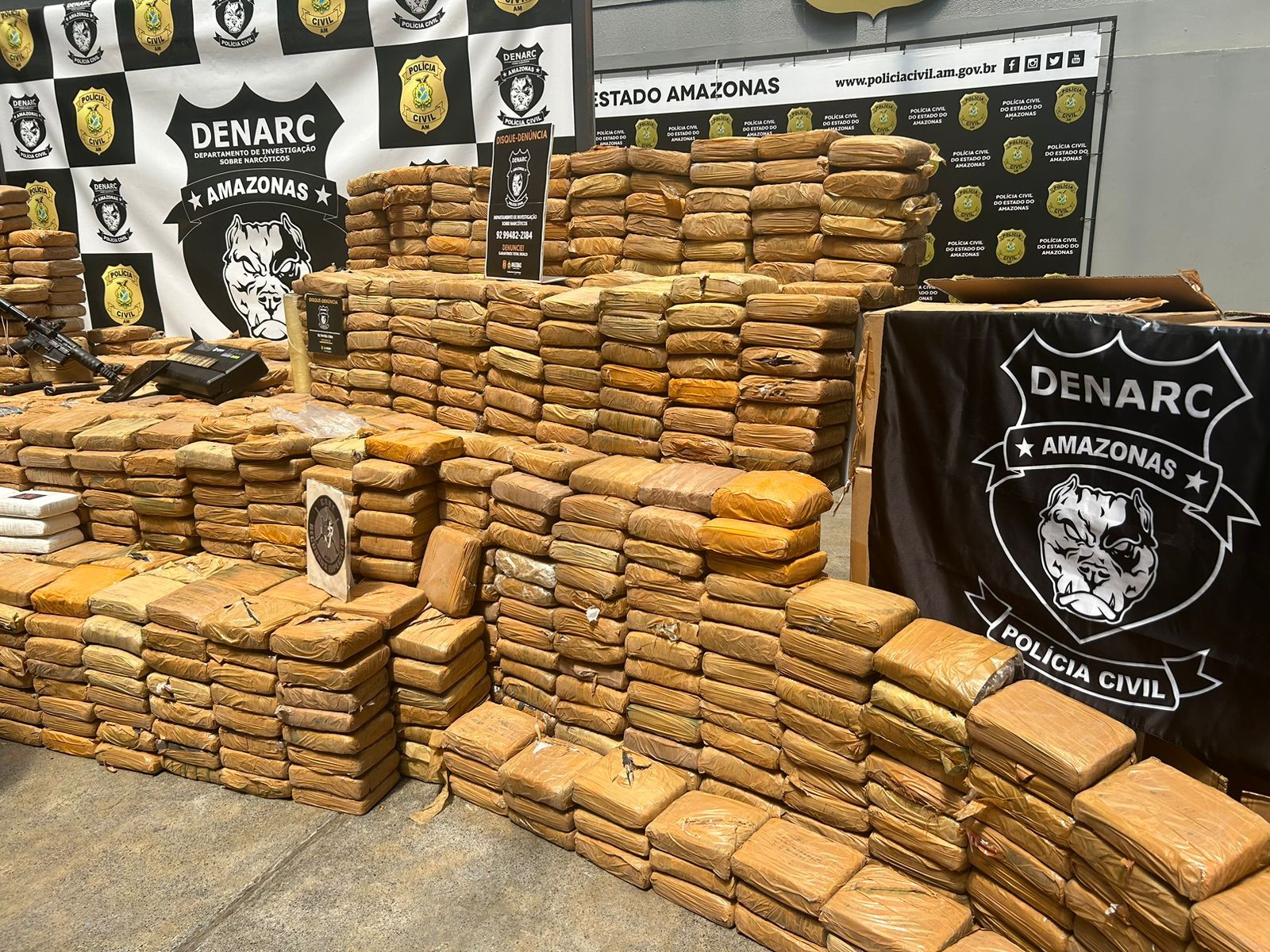 Mais de uma tonelada de drogas são apreendidas em centro de distribuição de entorpecentes em Manaus