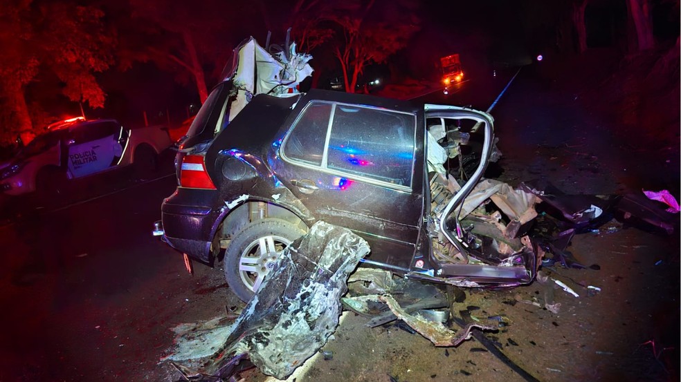 Carro ficou destruído após batida — Foto: Polícia Rodoviária Estadual