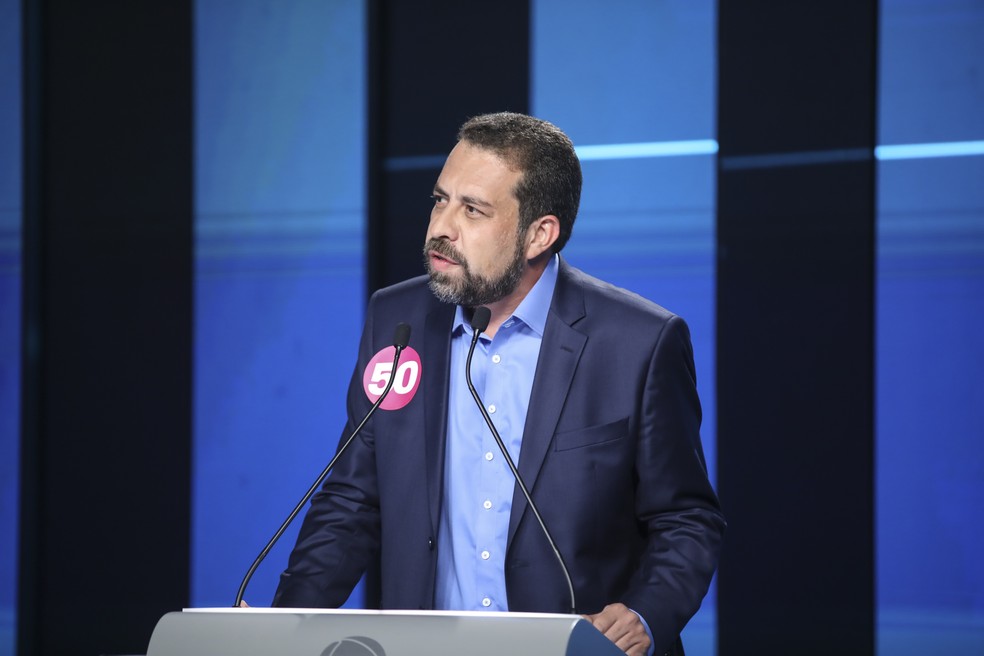 Candidato Guilherme Boulos (PSOL) no debate da Record e do Estadão. — Foto: Record TV