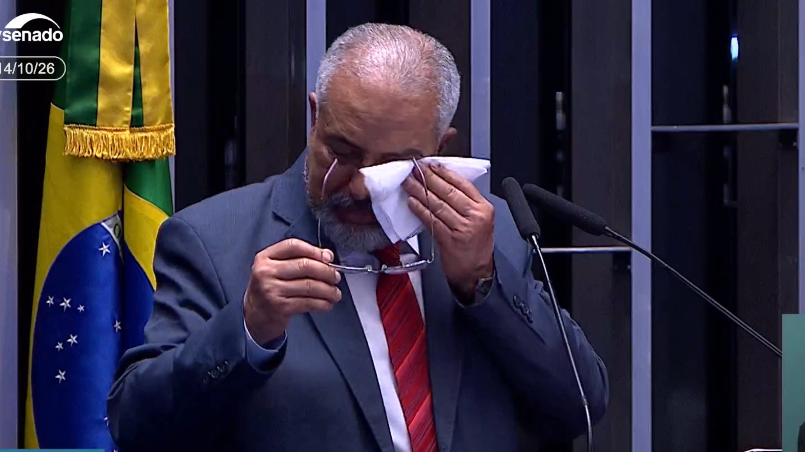 Senador do RS que propôs mudança de escala na Constituição de 88 chora com aprovação do fim da 6x1
