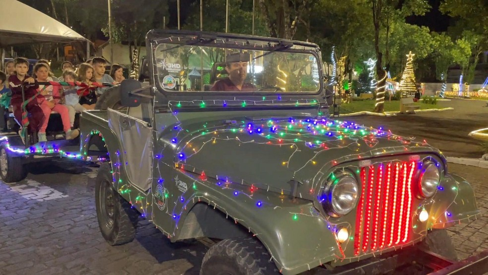 Moradores de Caxias do Sul enfeitou e transformou carro em trenó — Foto: Juliano Gambini/RBS TV