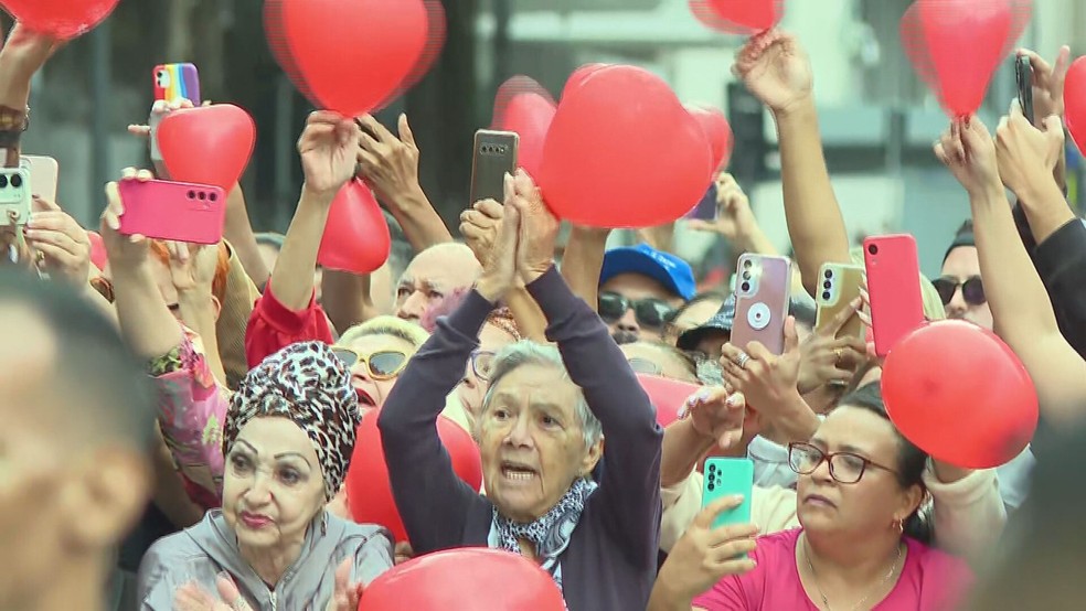 Fãs de Preta Gil na porta do Theatro Municipal — Foto: Henrique Pinho/TV Globo