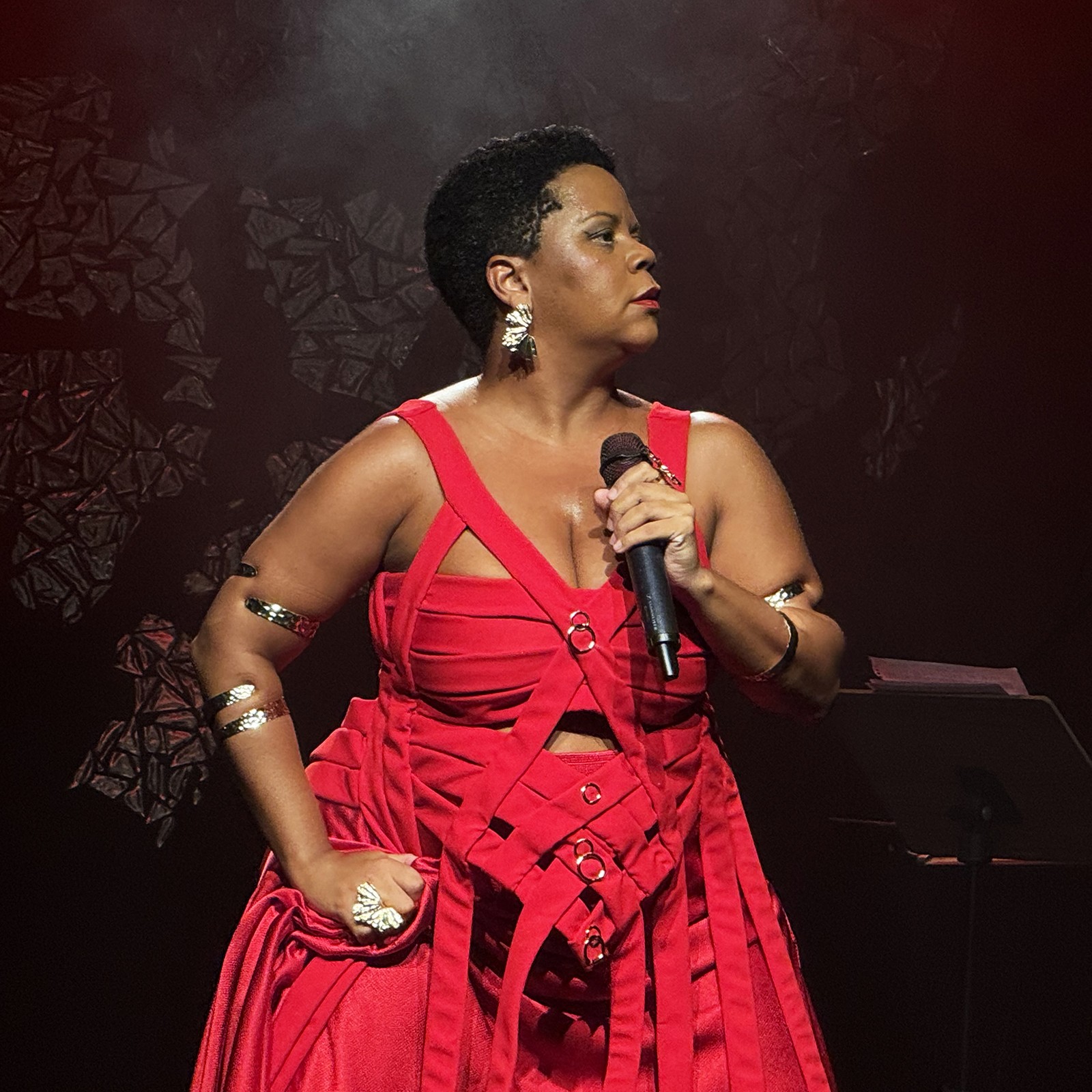 Evoca Elis, às vezes ‘baixa’ Clementina, mas é Ilessi no exuberante mergulho na cena afro do show ‘Atlântico negro’ | Blog do Mauro Ferreira