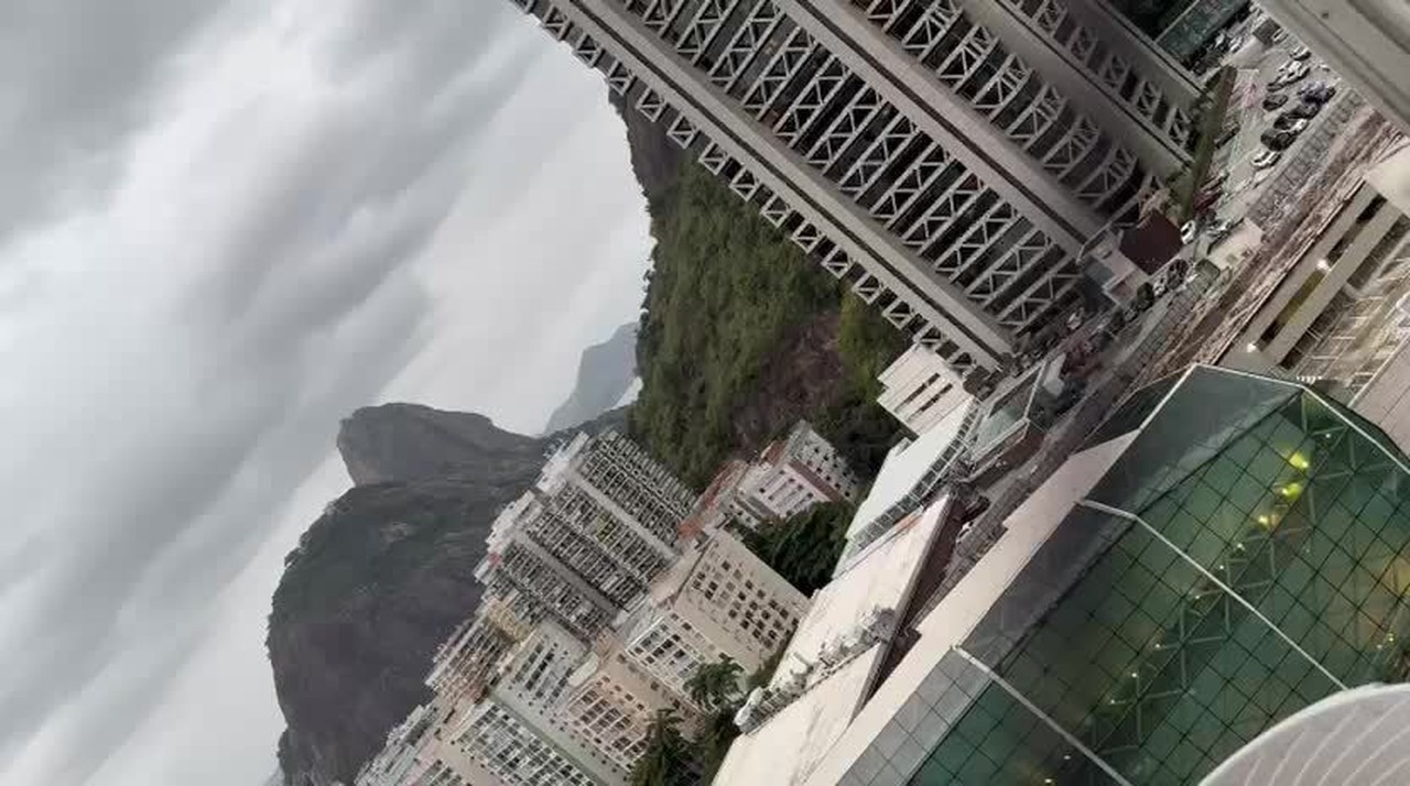 Bandidos entram em confronto na comunidade da Babilônia, na Zona Sul do Rio, e vídeo mostra tiroteio: 'Meia hora de tiro', grava moradora