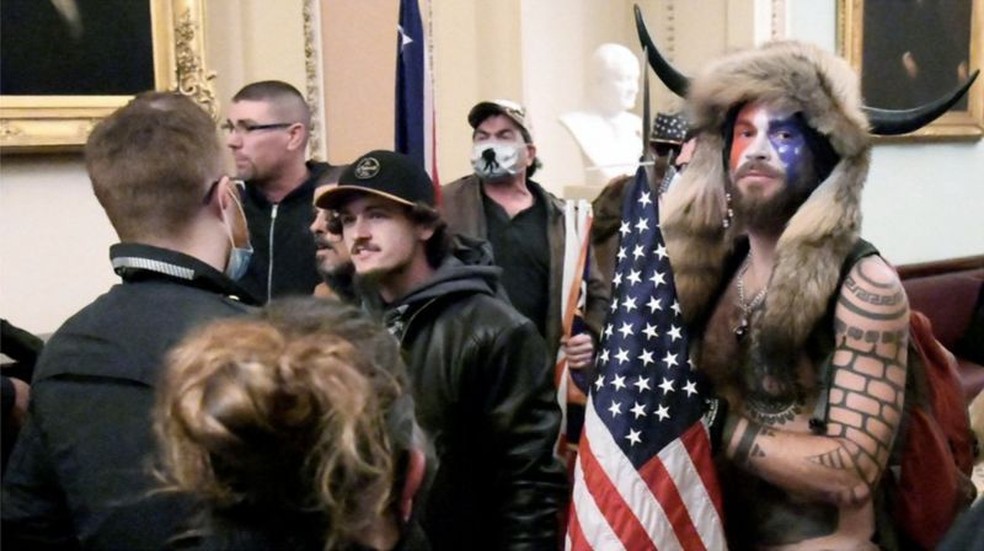 O 'Xamã do QAnon' durante a invasão do Capitólio — Foto: Reuters via BBC
