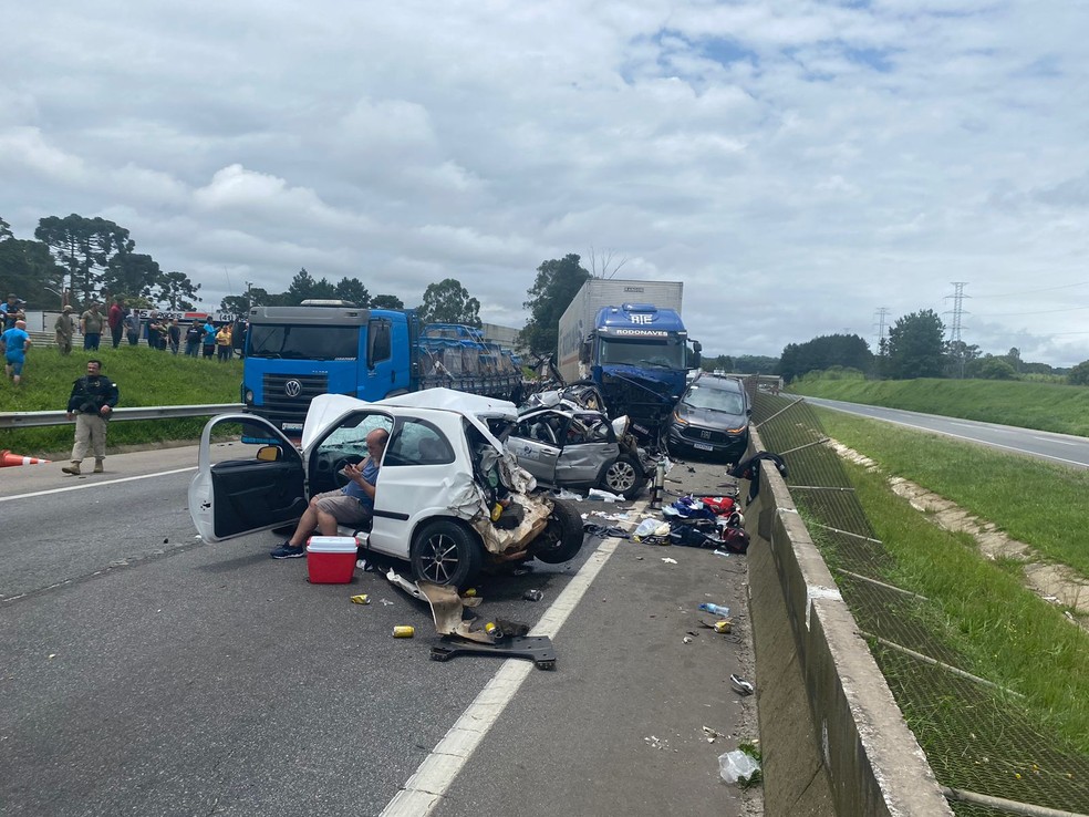 Acidente envolve seis veculos na BR-116, em Piraquara — Foto: BPMOA