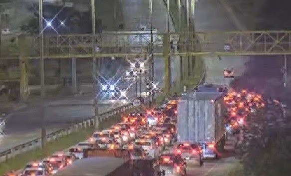 Moradores do 26 de Setembro fecham via Estrutural em protesto por falta de energia no DF