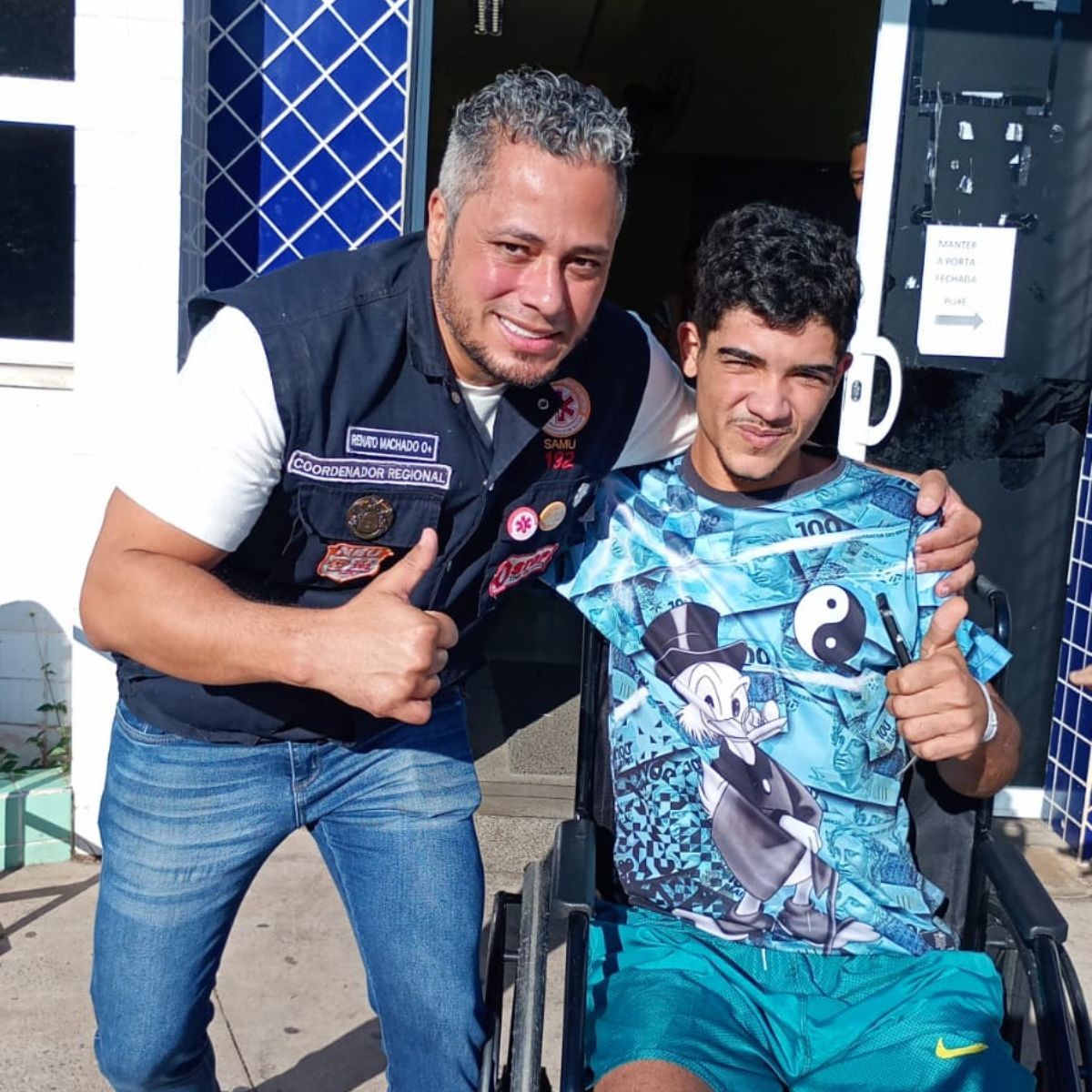 Com cadeira de rodas, peão arrastado por touro deixa hospital e comemora alta ao lado de profissionais da saúde