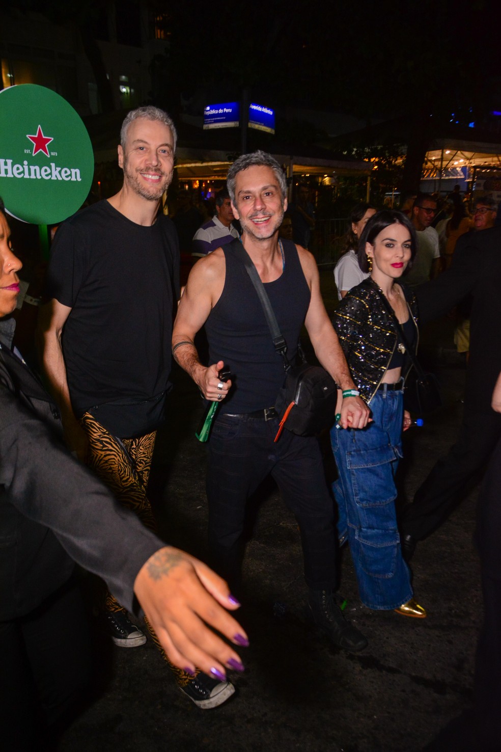 Guilherme Weber, Alexandre Nero chegam em Copacabana para o show da cantora Mandonna — Foto: Webert Belicio / Agnews
