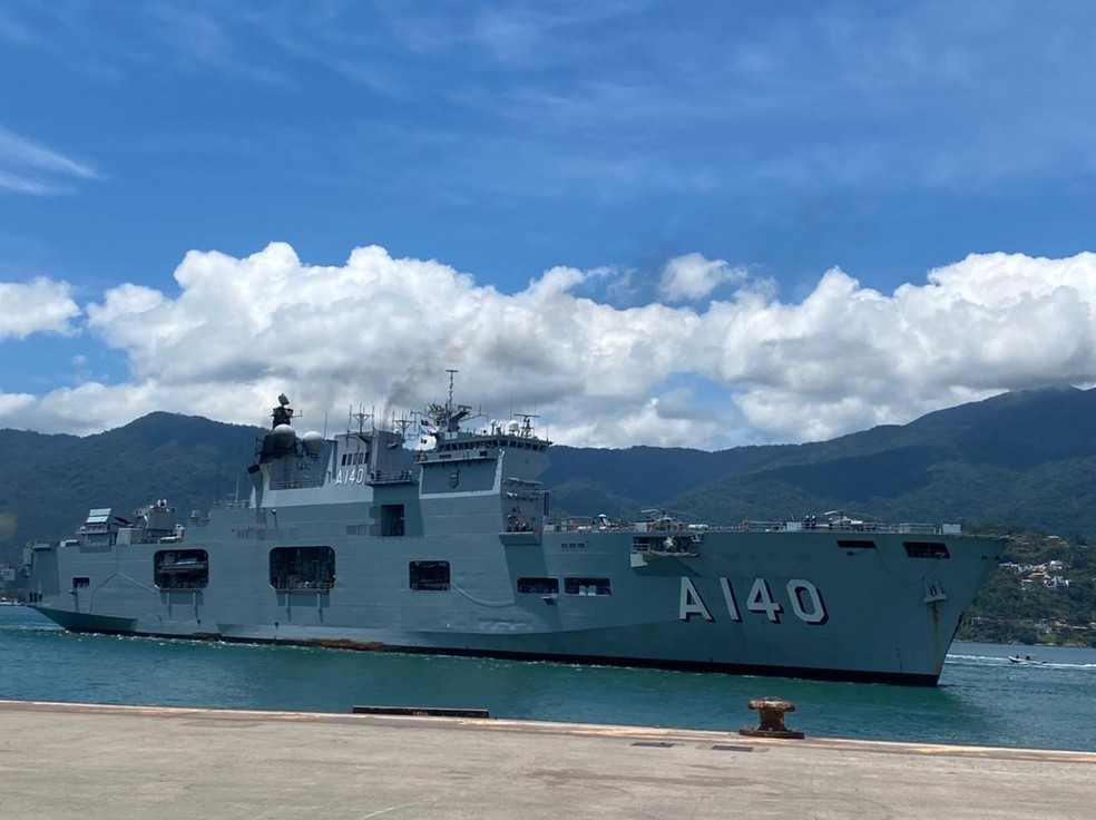 Maior navio de guerra da América do Sul, que será enviado para o Rio Grande do Sul. — Foto: Laurene Santos/TV Vanguarda