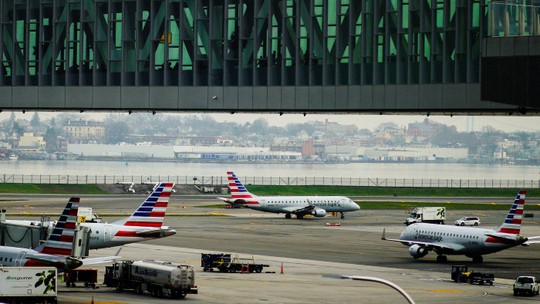 Avião aborta decolagem para evitar colisão em aeroporto de Nova York