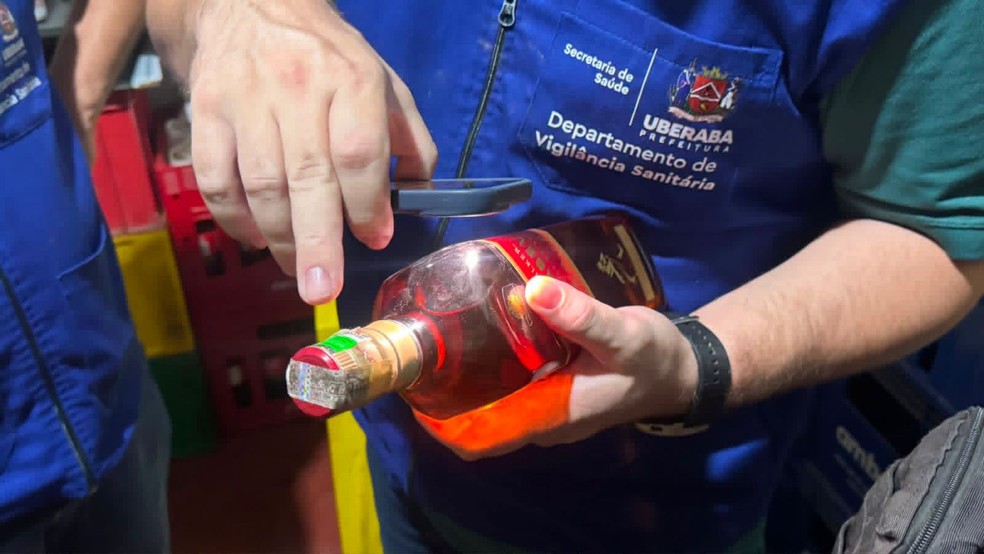 Bebidas falsificadas foram encontradas no bar — Foto: Polícia Militar/Divulgação