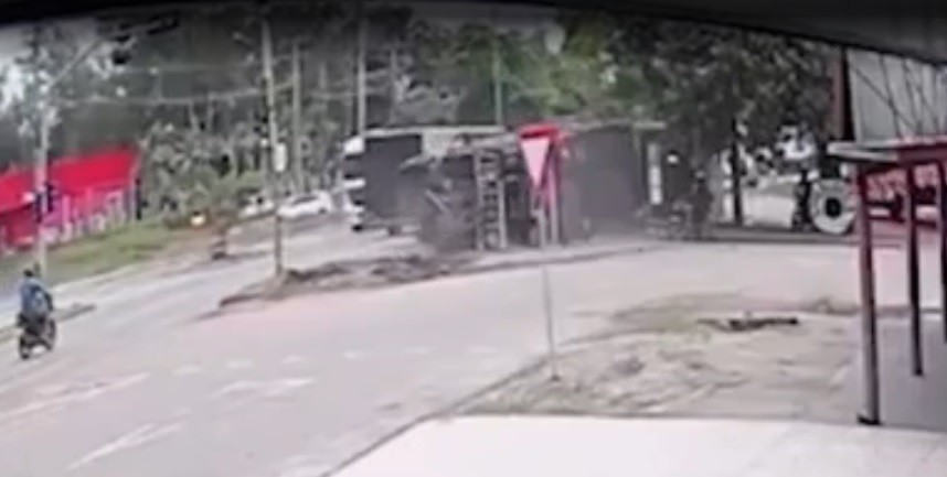 Motociclista e pedestre escapam por pouco de serem atingidos por carga de carvão na BR-222 no Pará; VÍDEO 