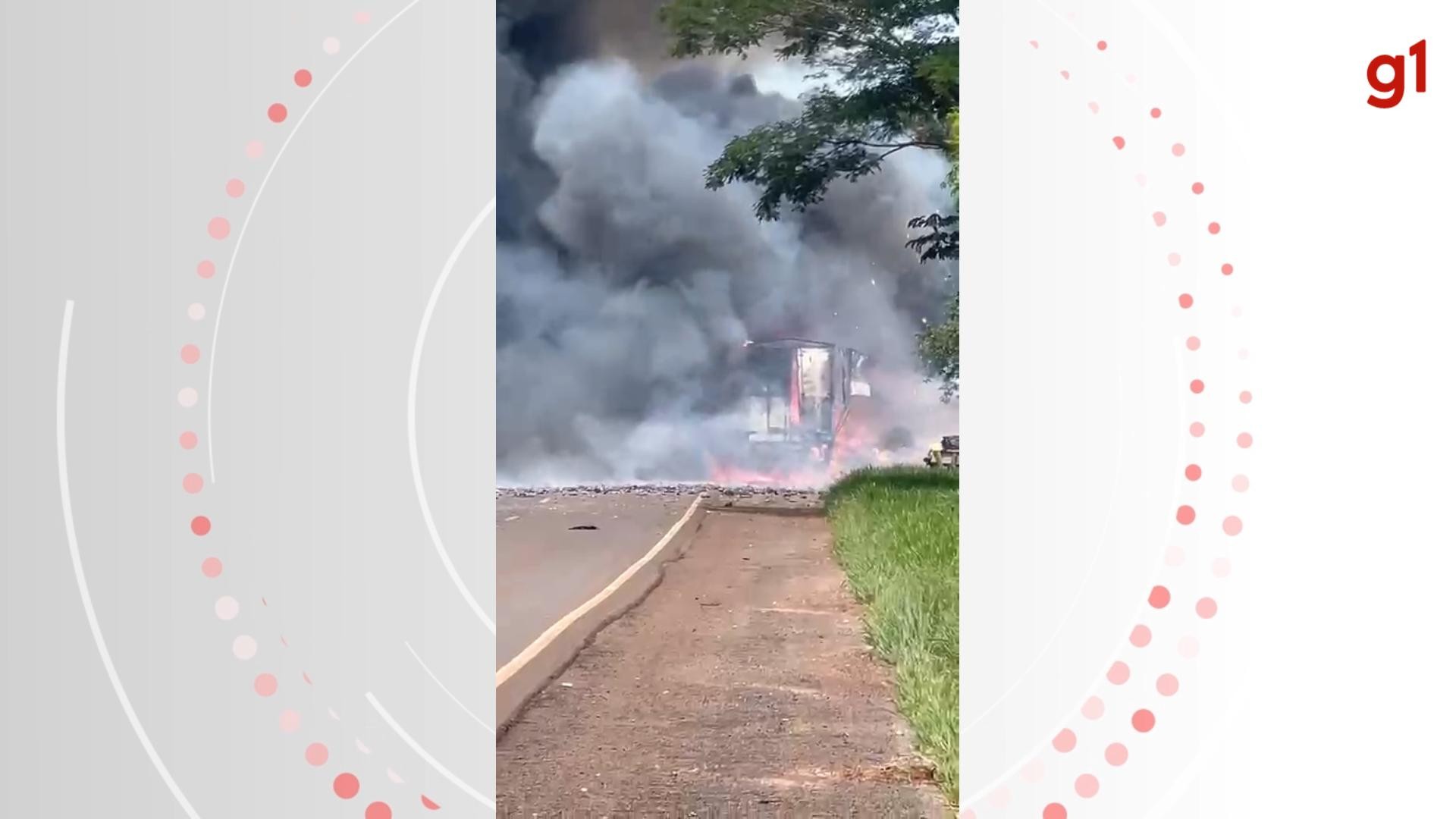 VÍDEO: Caminhão carregado com fogos de artifício pega fogo e gera explosões na BR-272 em Goioerê