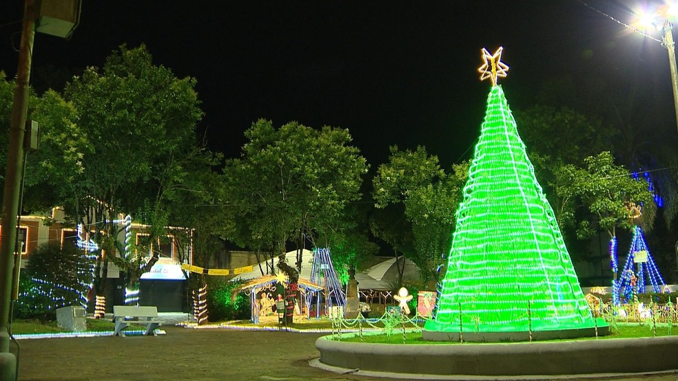 Praça central de bairro de Caxias do Sul recebeu decoração natalina — Foto: Juliano Gambini/RBS TV