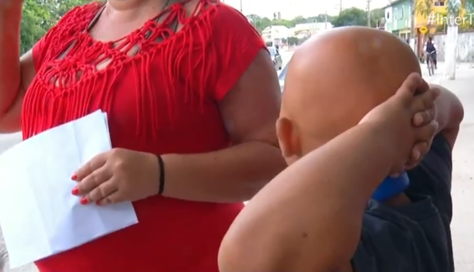 Mãe denuncia que filho autista e com alopecia sofre bullying em escola de Cabo Frio, no RJ