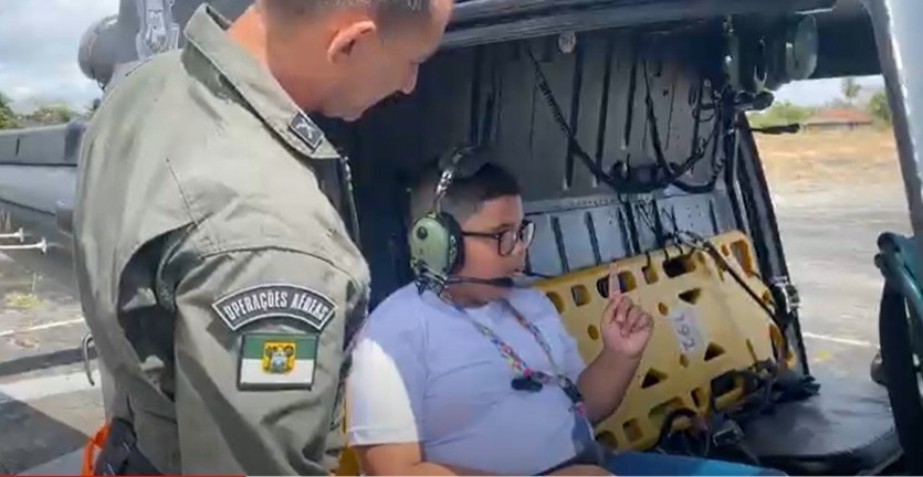 Menino de 9 anos com autismo realiza sonho de conhecer helicóptero em Natal