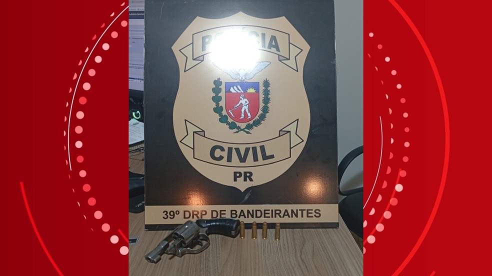 Arma apreendida com o namorado da jovem. — Foto: PC-PR