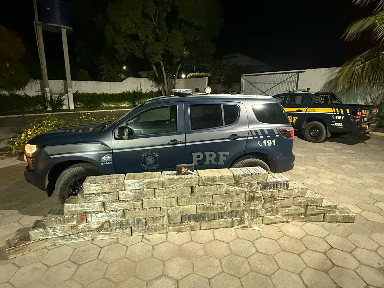 PRF apreende cerca de 450 kg de cocaína escondidos em compartimentos de caminhão no MA 