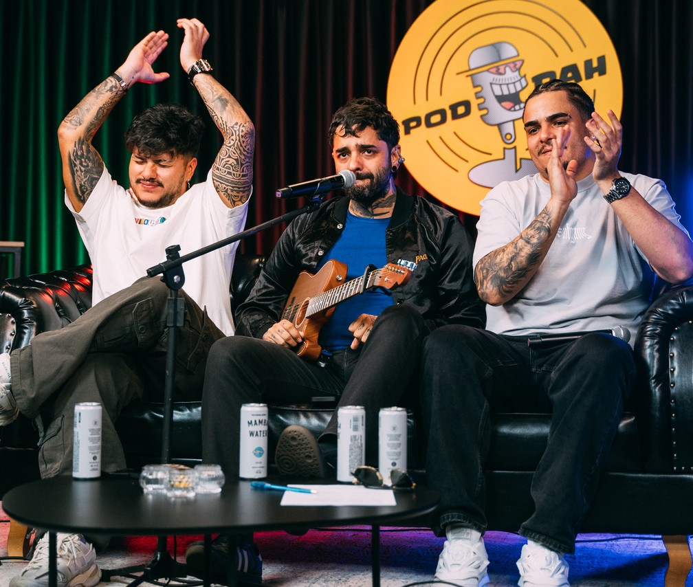 Igão e Mítico, apresentadores do PodPah, com Lucas Silveira, durante live em prol das vítimas das enchentes de RS. Cantor se emocionou ao final da gravação. — Foto: Natã Figueiredo/Podpah