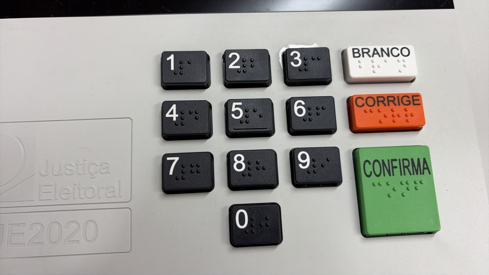 Justiça Eleitoral registra segundo caso de urna com tecla '3' colada no RS
