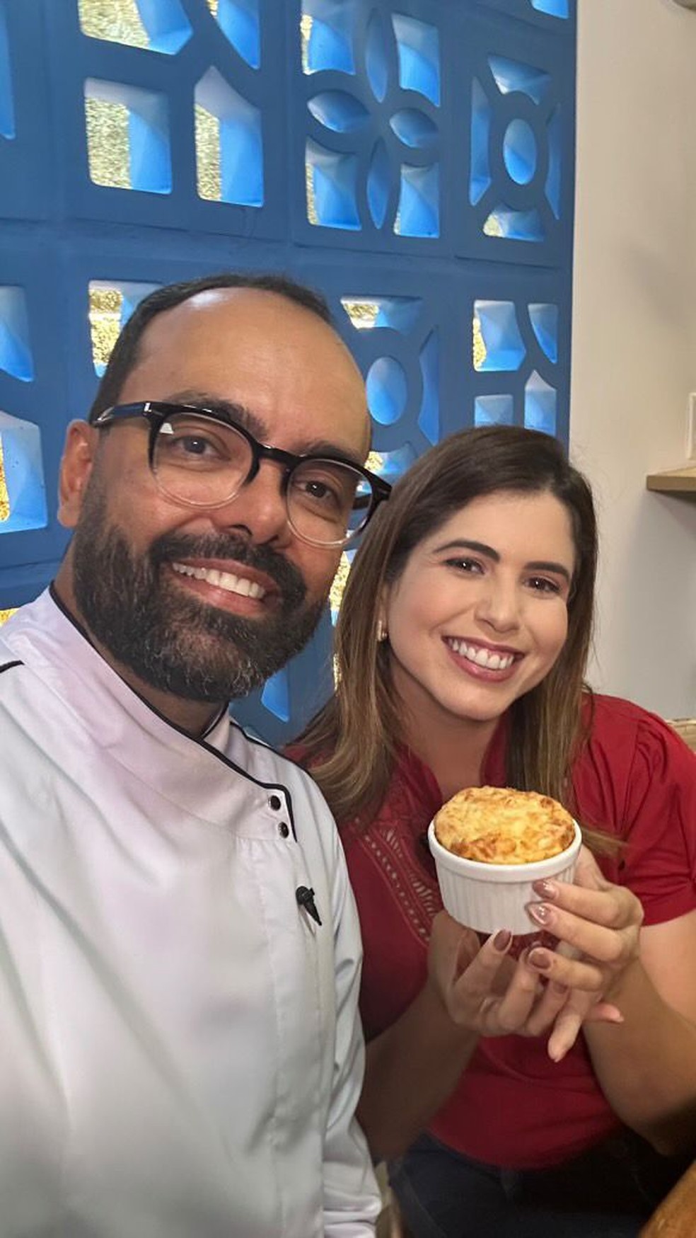 Chef Tássio Medeiros junto com a jornalista Karine Tenório ensinam a fazer soufle de arroz no Chef JPB — Foto: Karine Tenório/TV Cabo Branco