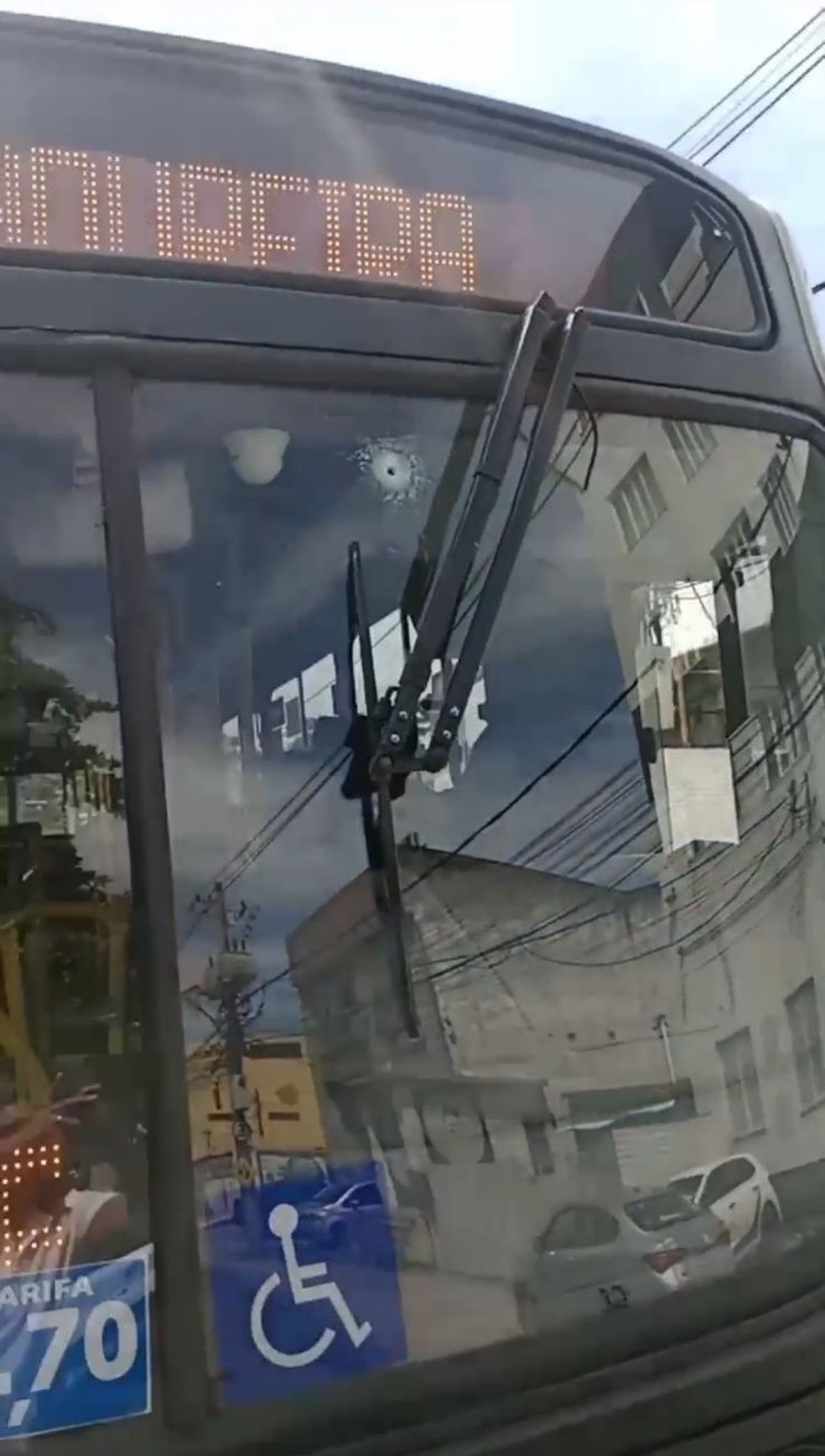 Ônibus que passava pela Rua Bulhões Marcial foi atingido por pelo menos 2 tiros — Foto: Reprodução