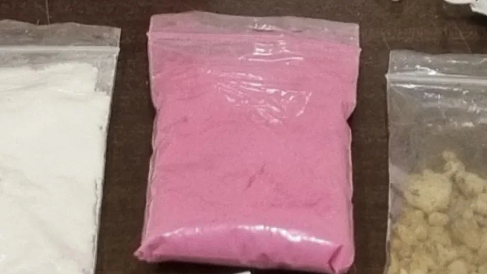 Cocaína rosa é mistura de drogas sintéticas colorida por corante alimentício — Foto: Divulgação