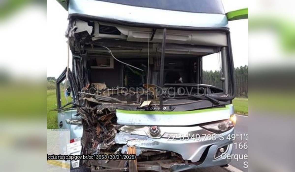 Ônibus bate na traseira de caminhão na SP-280 em Cerqueira César