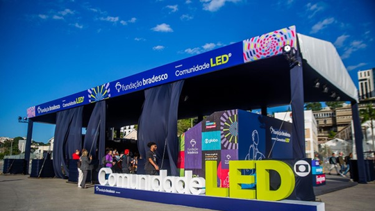 Comunidade LED: no Rio, espaço vira o ponto de encontro do Festival LED - Em parceria com a Fundação Bradesco, palco contou com uma agenda repleta de conversas sobre educação, tecnologia, trabalho e esporte.
