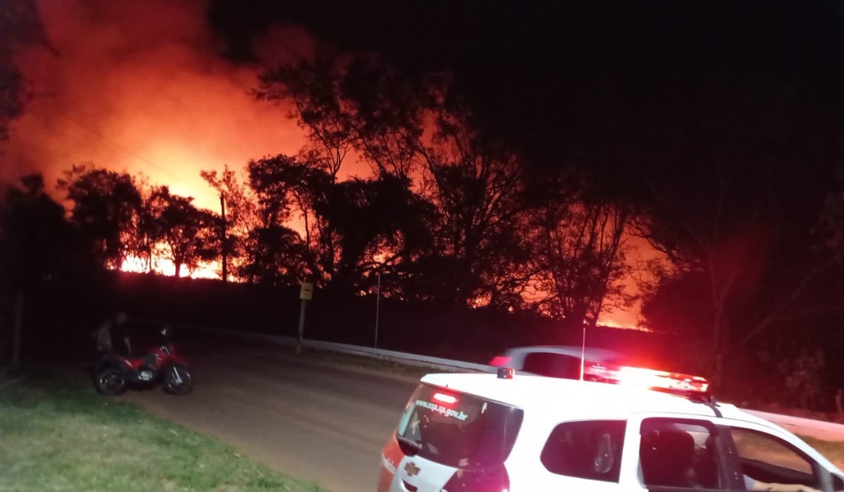 Incêndios atingem canavial e depósito de galhos e mobilizam bombeiros no interior de SP