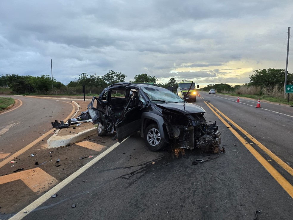 Carro foi atingido enquanto tentava entrar em uma estrada vicinal — Foto: Polícia Militar Rodoviária/Divulgação